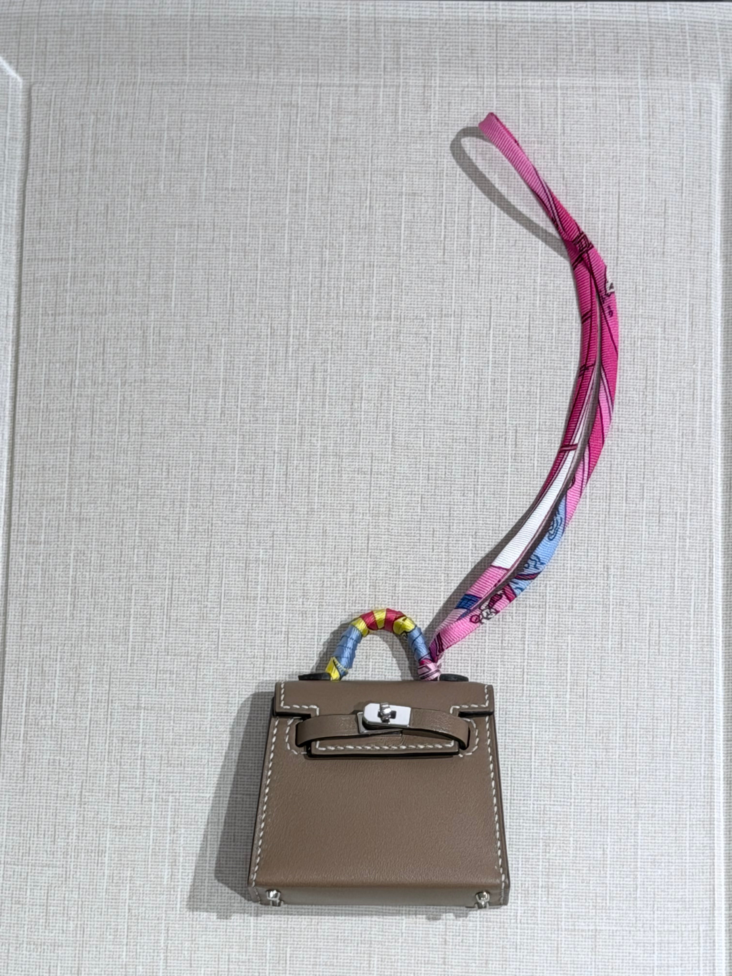 [New] Hermès Kelly Twilly Charm Etoupe Tadelakt CK