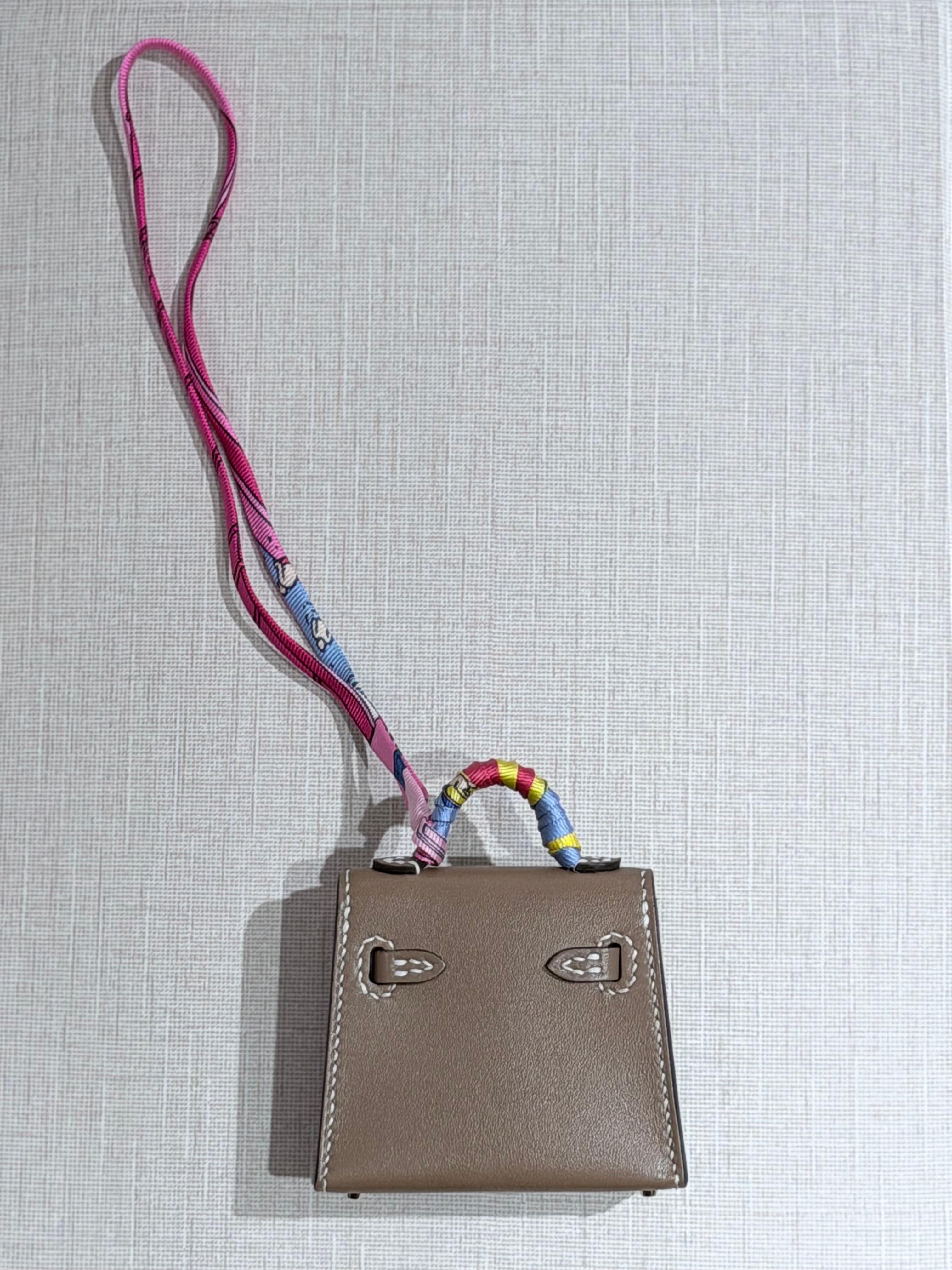 [New] Hermès Kelly Twilly Charm Etoupe Tadelakt CK