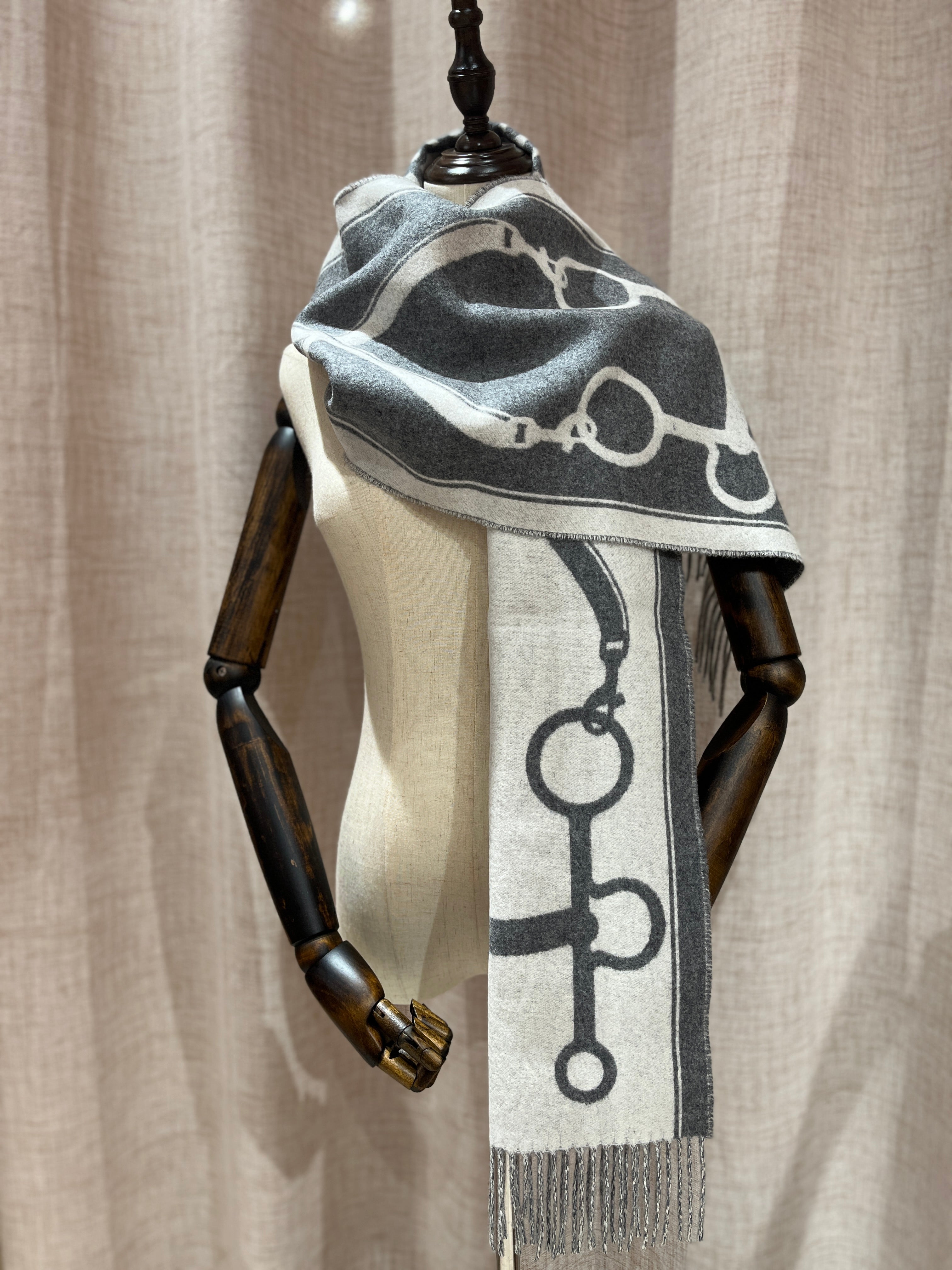 [New] Hermès Casaque Mors Muffler Ivory/ Gris Fianelle