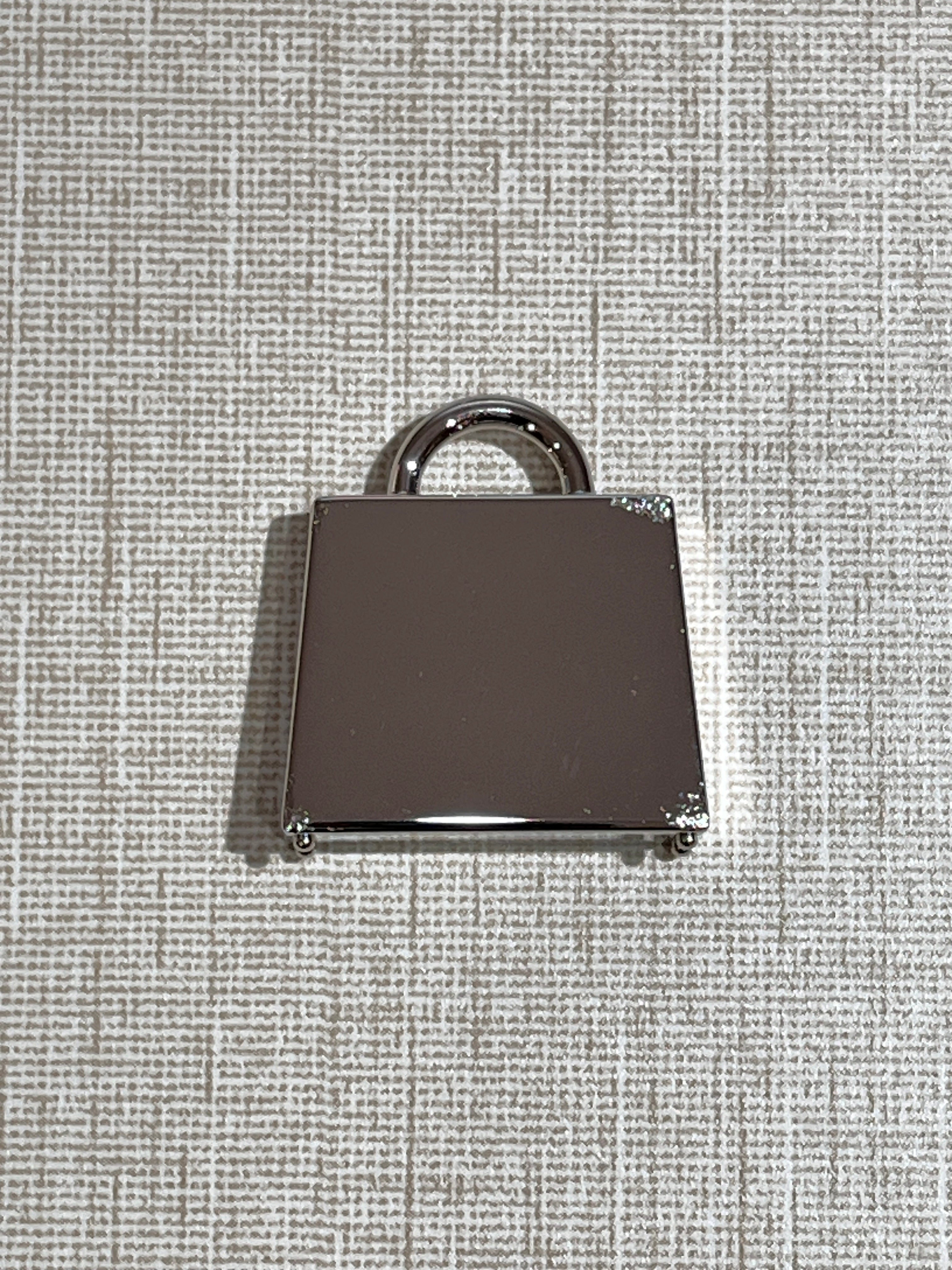 [Preloved] Hermès Curiosute Kelly Laque H Vibration Charm